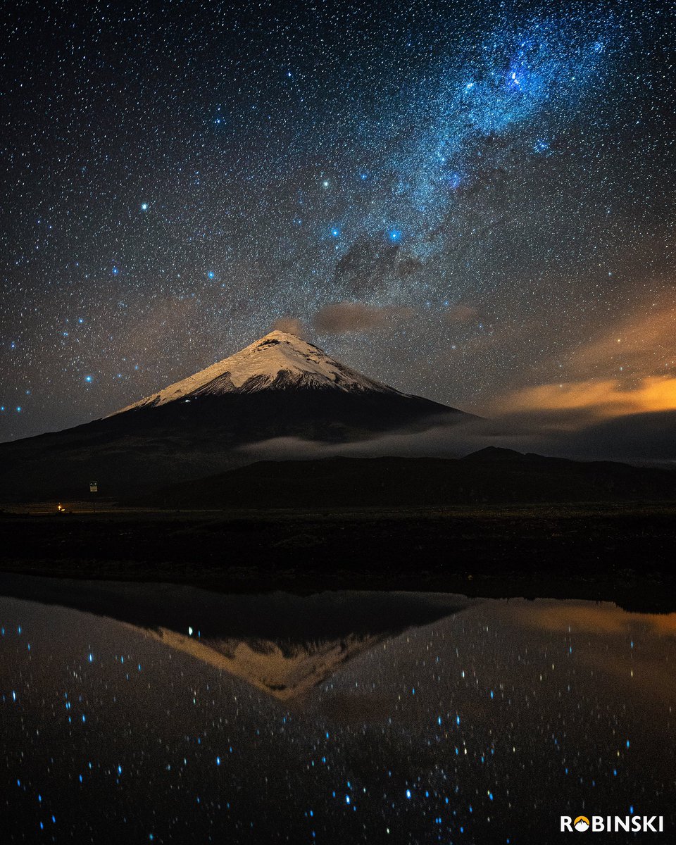 Robinski__'s tweet photo. Volcán Cotopaxi junto al cielo nocturno.
El resplandor naranja a la derecha del volcán es la luz de Latacunga, esto tiene como nombre contaminación lumínica y poco a poco con el crecer de las ciudades, los cielos nocturnos se ven cada vez más afectados. https://t.co/dJnRDFIPxD