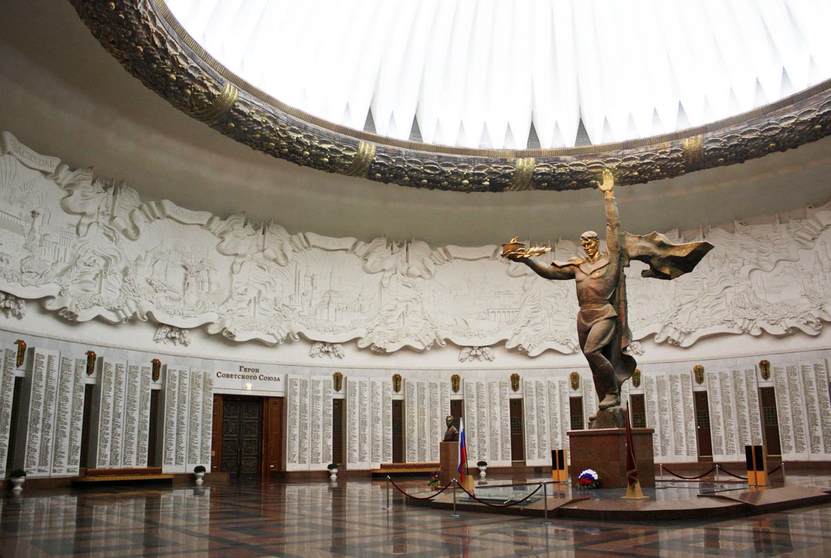 Finally we have the massive Hall of Glory, lined with the names of the 12,000 soldiers who received the title of Hero of the Soviet Union. Along the edge of the dome are carvings of the major cities/regions in Russia (I forget if it’s cities, republics or battlegrounds)