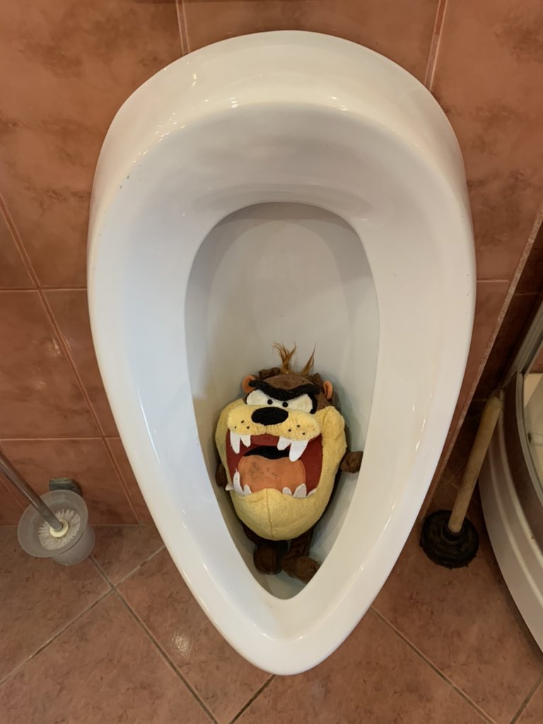 Терапевт: писсуарный монстр не существует, он не причинит тебе вреда

Писсуарный монстр: