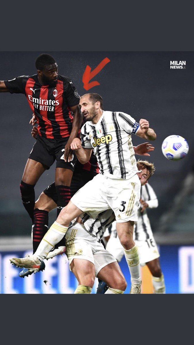 Robmel1978's tweet image. Ecco il momento in cui #Tomori ha deciso di poggiare le 7 Champions League sul cranio di #Chiellini… #Milan #JuveMilan