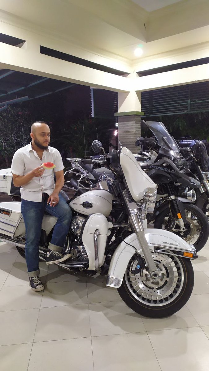 umarptx's tweet image. Bari ngaopi semangka jeung roko mantul gustiii! Nuhun