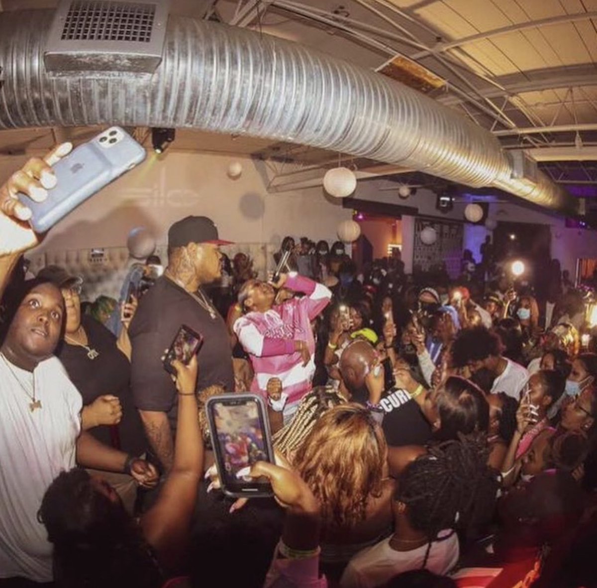 DJDrizzy_'s tweet photo. Lastnight was a crazy Vibe! S|O @AsianDaBrattt for coming out and having me rock her performance 🔥#LongLiveVon Also S|O @Shyfromdatre1 for letting me rock her set, shit was crazy ! 🔥 Show was CRAZY 🦍📸 @saucceya , @ItsCoreyBWorld 🔥
#TheDrizzyExperience BIG DRIZZY https://t.co/W3EpBUAOpI