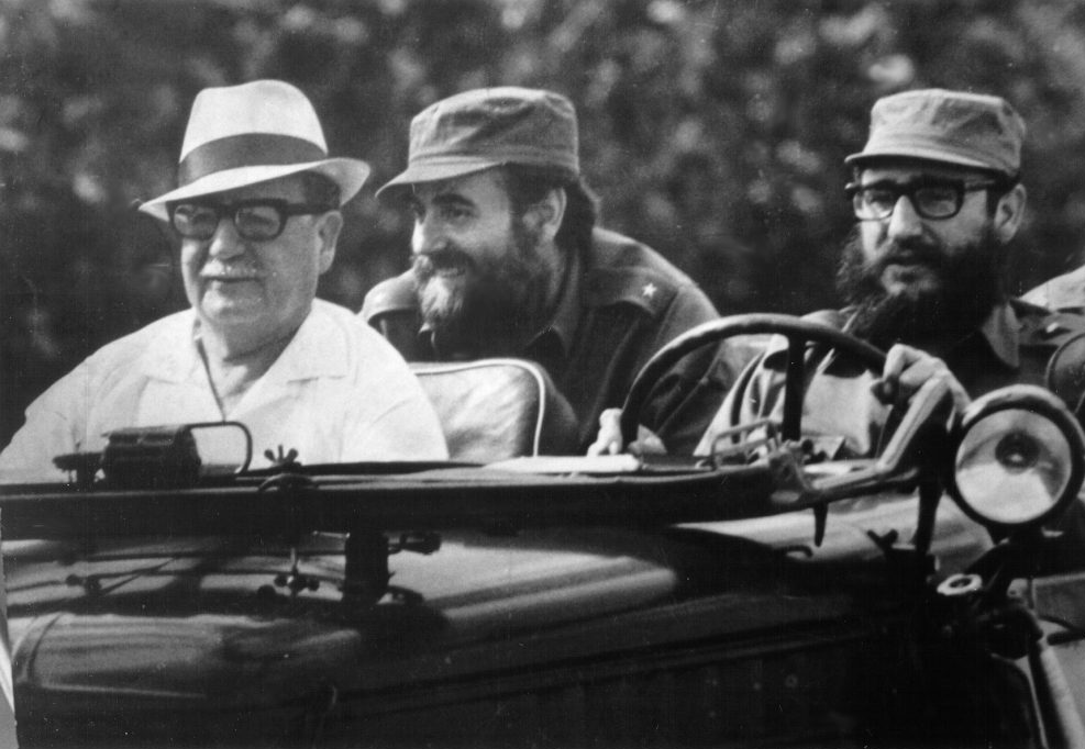 desde_1965's tweet photo. Allende estableció relaciones diplomáticas con Cuba en 1970 y al año siguiente vino a Chile Fidel Castro junto al jefe del Servicio Secreto cubano, Barbarroja Piñeiro (al centro), exigiendo una reunión pública en el Estadio Nacional y que se acelerara el proceso revolucionario. https://t.co/kVjosJFsip