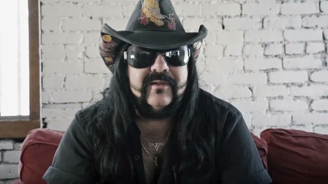 PANTERA And HELLYEAH Drummer VINNIE PAUL Honored With Commemorative Signature Snare  blabbermouth.net/news/pantera-a…