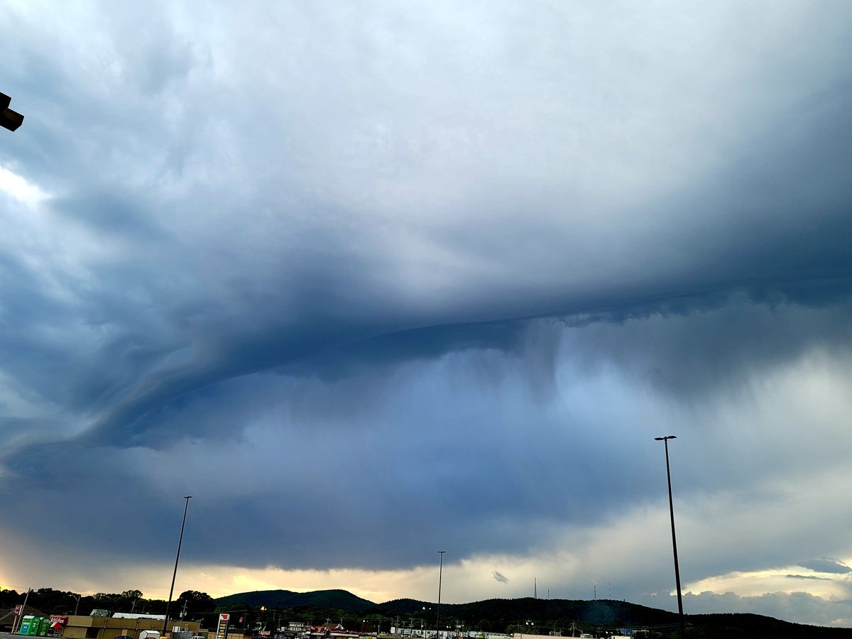 jenallen070's tweet photo. Those clouds! https://t.co/gE8AXaux9e