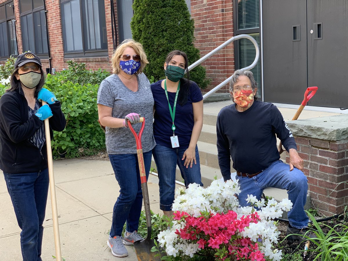 CMarzillier710's tweet photo. Our garden meeting welcomed back our former club advisors Mr. August &amp; Mrs. McCarthy. They came to lend a hand. A special thank you to @MsPTechnology1 &amp; Mrs. Lee from the library. We couldn’t do it without you.
@HowittMS @nativehabitat1 @hmspta @PrincipalPena https://t.co/4tZg9gXpCO