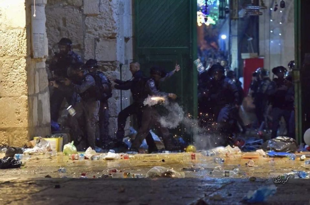 haannkker's tweet photo. this is absolutely heartbreaking to see. all this is happening in ramadan which is supposed to be a month of peace. please spread what is happening in palestine. may Allah help all our brothers and sisters in palestine. don’t stay quiet. #MescidiAksa #SaveSheikhJarrah https://t.co/fR46hnJScg