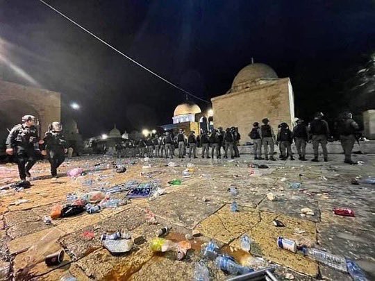 İşgalci israil’in Mübarek Ramazan’ın son haftasında, iftar sonrası Mescid-i Aksâ’ya girerek ses bombaları ile Müslüman kardeşlerimize yaptığı saldırıları lanetliyorum.

#KudüsBizimdir
#KuduesKırmızıCizgimizdir