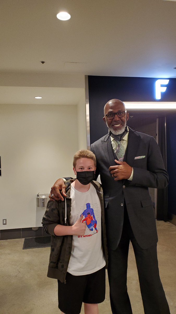 Tyler_Miller117's tweet photo. Just got a picture with @bigTbailey!!! #LesOlson #TakeNote https://t.co/XM6tBsOX0I