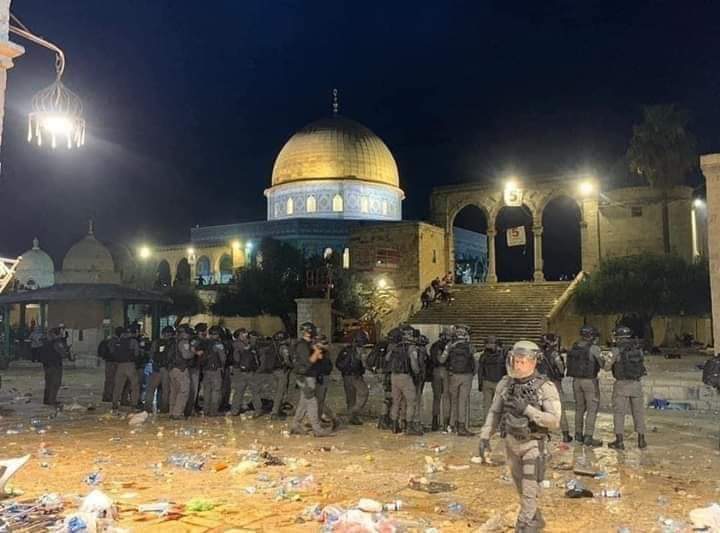 rashidanwar02's tweet photo. Strongly condemning the attack this evening on al-Aqsa Mosque,our first Qibla. It is inhumane for Israel to target innocents praying during Holy #Ramadan. Wishing speedy recovery to our injured brothers and sisters.
#PalestinianLivesMatter #FreePalestine #Palestine #MasjidAlAqsa https://t.co/qDGR1rDaVk