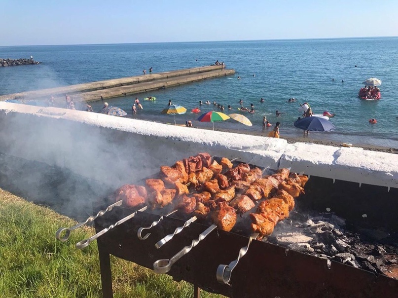 Песня очень вкусный шашлычок. Шашлык на море. Шашлык на берегу моря. Море пляж шашлык. Шашлычная на море.