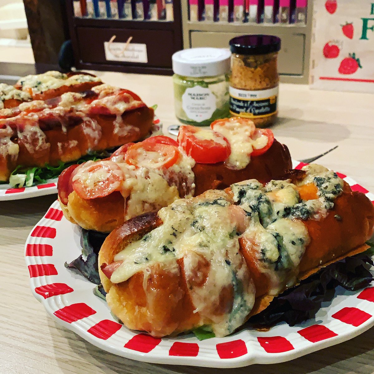 Langlai73410097's tweet photo. Le chien chaud et ses versions... uniquement pour polissons, avant amour et passion #painaulait #moutardealancienne #knack #bleudegex #ou #saucissedemorteau #caviardecornichons #morbier #ou #saucisseaucumîn #tomate #comté #bonappetit https://t.co/IVDg9Rzmmu