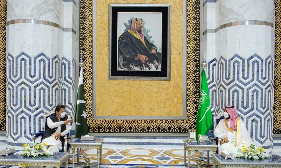 RaoRahatAliKhan's tweet photo. Prime Minister of Islamic Republic of Pakistan #Imran_Khan received by His Royal Highness Crown Prince of Saudi Arabia Mohammed bin Salman
#PrimeMinisterImranKhan #Pakistan 🇵🇰 #SaudiArabia 🇸🇦

#RRAK | #SargodhaKaKaptan | #NayaPakistan https://t.co/LA1bB1WOfG