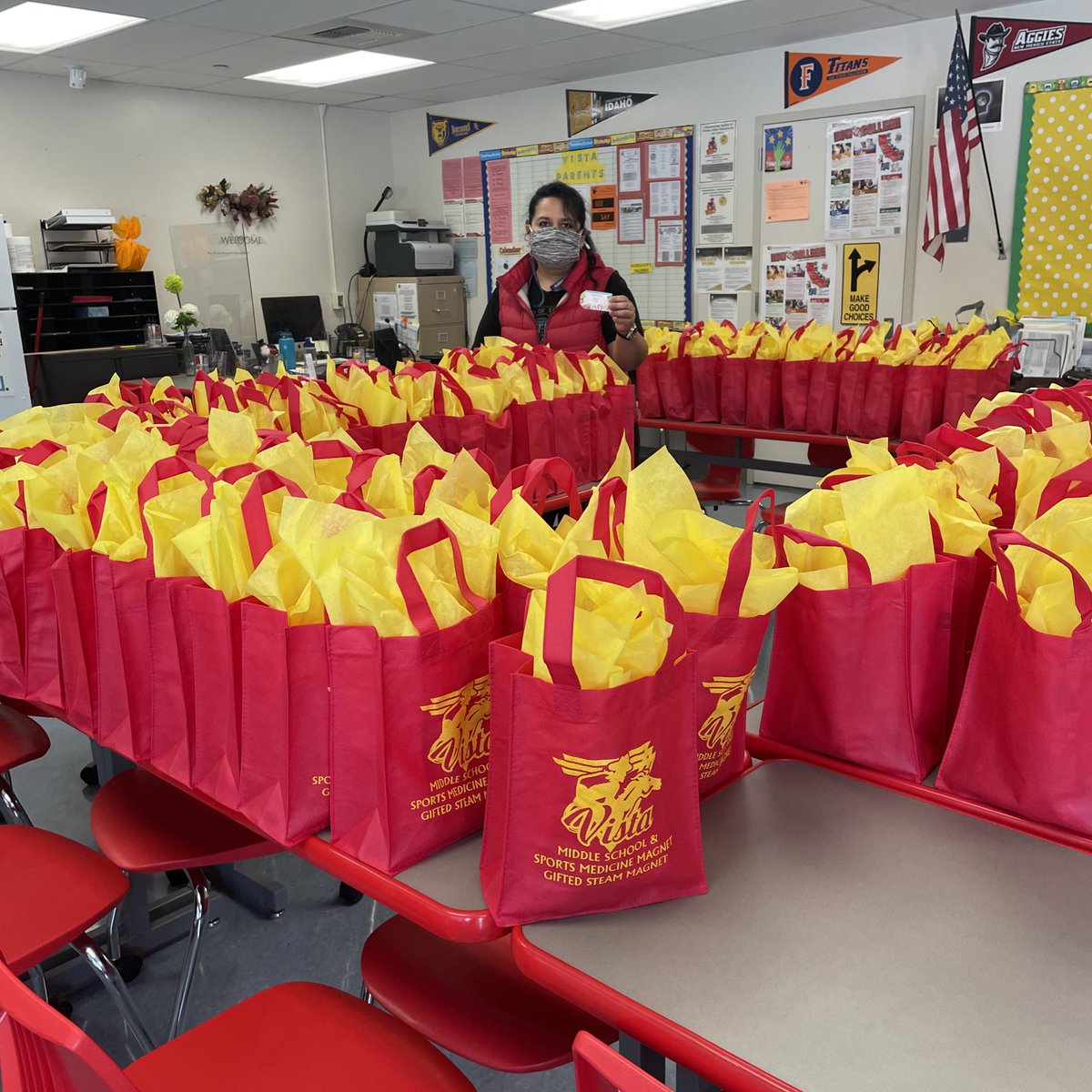 vistamiddle's tweet photo. 🎁 More gifts for Happy Teacher &amp; Staff Appreciation Day! 🤠 #Celebrate 🎉 #Gratitude @VistaMagnets @mspdamonte @PanoramaCOS @Kelly4LASchools @LDNESchools #LDNETeachersRock 🥁 https://t.co/rQVSVC76Pn