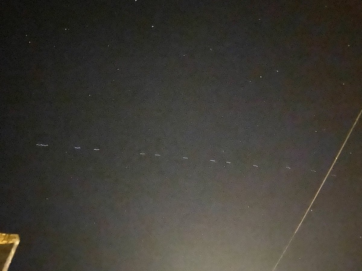 Sihame212's tweet photo. Ya que moi qui vois des dizaines de points lumineux qui se suivent et se déplacent dans le ciel? (La qualité la nuit est éclatée) https://t.co/tbZtaDgDaR