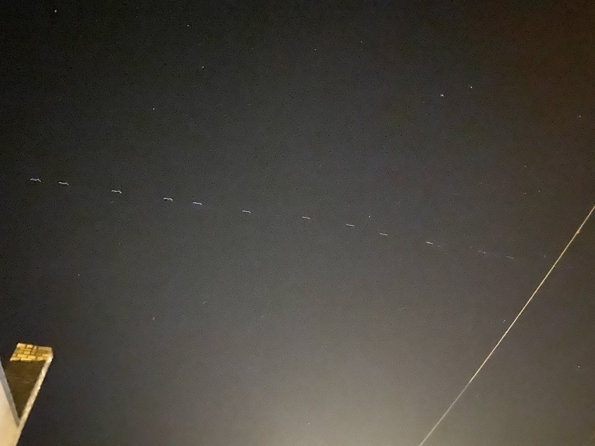 Sihame212's tweet photo. Ya que moi qui vois des dizaines de points lumineux qui se suivent et se déplacent dans le ciel? (La qualité la nuit est éclatée) https://t.co/tbZtaDgDaR