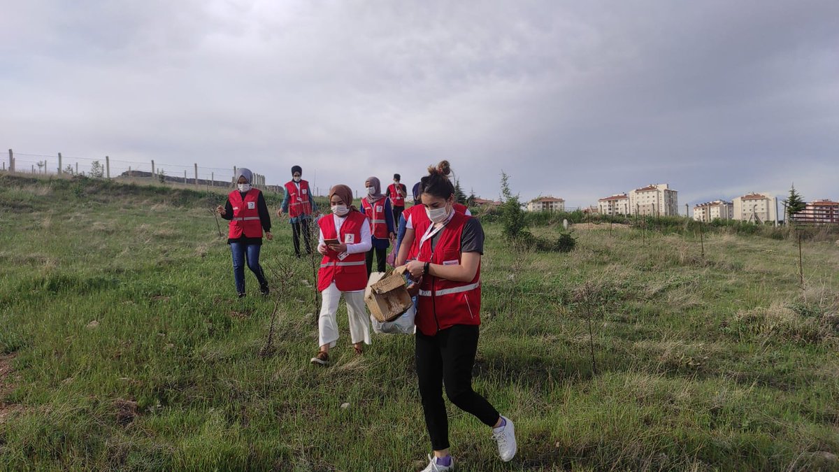 Bugün il genelinde düzenlenen mezarlık ziyaretleri etkinliğinde Kovancılar Genç Kızılay ekibimiz şehir mezarlığındaki çöpleri toplayıp mezarlık ziyaretlerini gerçekleştirdiler. #sensizolmaz #iyigeleceksin <a href="/naciyorulmaz/">Dr. Ümit Naci Yorulmaz</a> <a href="/genckizilay23/">Genç Kızılay Elazığ</a> <a href="/genckizilay23kv/">Genç Kızılay Kovancılar</a> @RahmanKizlkaya