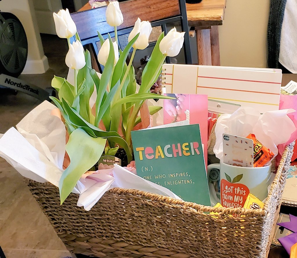 Slopez_CJES's tweet photo. #TeacherAppreciationWeek Thank you 🙏 to amazing parents/students and CJE admin for the beautiful tokens of appreciation!  @CJ_Lions_CJES @MCovar_HR https://t.co/4yXTnJ8lwK
