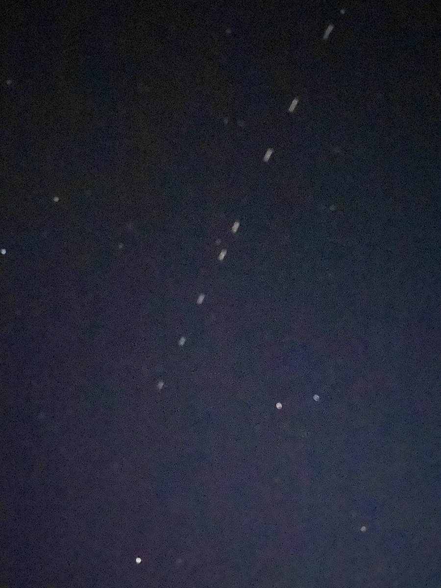 Bertuo's tweet photo. Alguien ha visto pasar x el cielo luces en línea recta a gran velocidad? Han pasado dos veces por diferentes sitios en Arango ( Pravia) https://t.co/l5gHdn5Ler