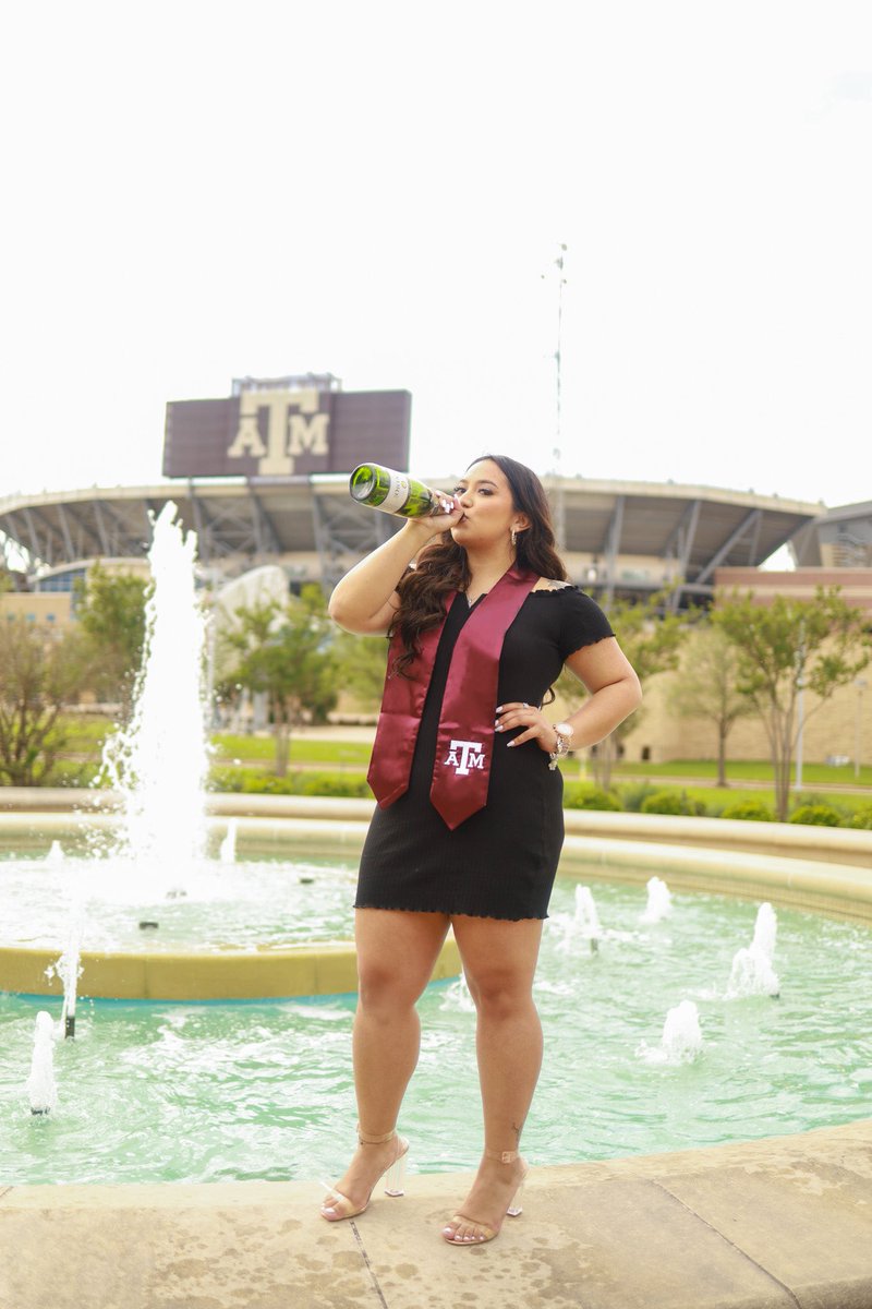 flexsizzle's tweet image. “I know you workin’ day and night to get a college degree”

I couldn’t have done this without the love and support from my family, friends, and guardian angel🦋

May 15th, I will be graduating from THE Texas A&amp;amp;M University 👩🏽‍🎓

DEGREE ME PLEASE🎓