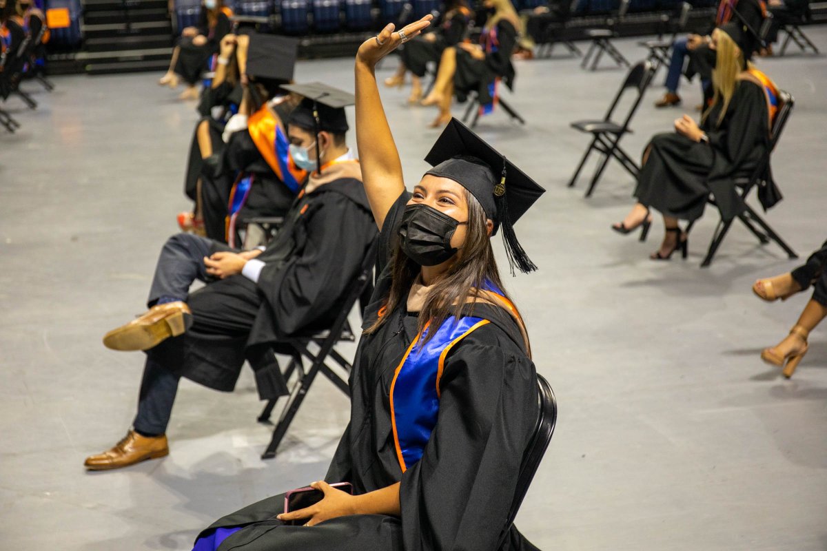UF's tweet photo. #UFgrad (Make-Up 2020) - 9AM 5/07/21
Facebook album: https://t.co/NSoIsCJ93K https://t.co/PZzHsbjqK2