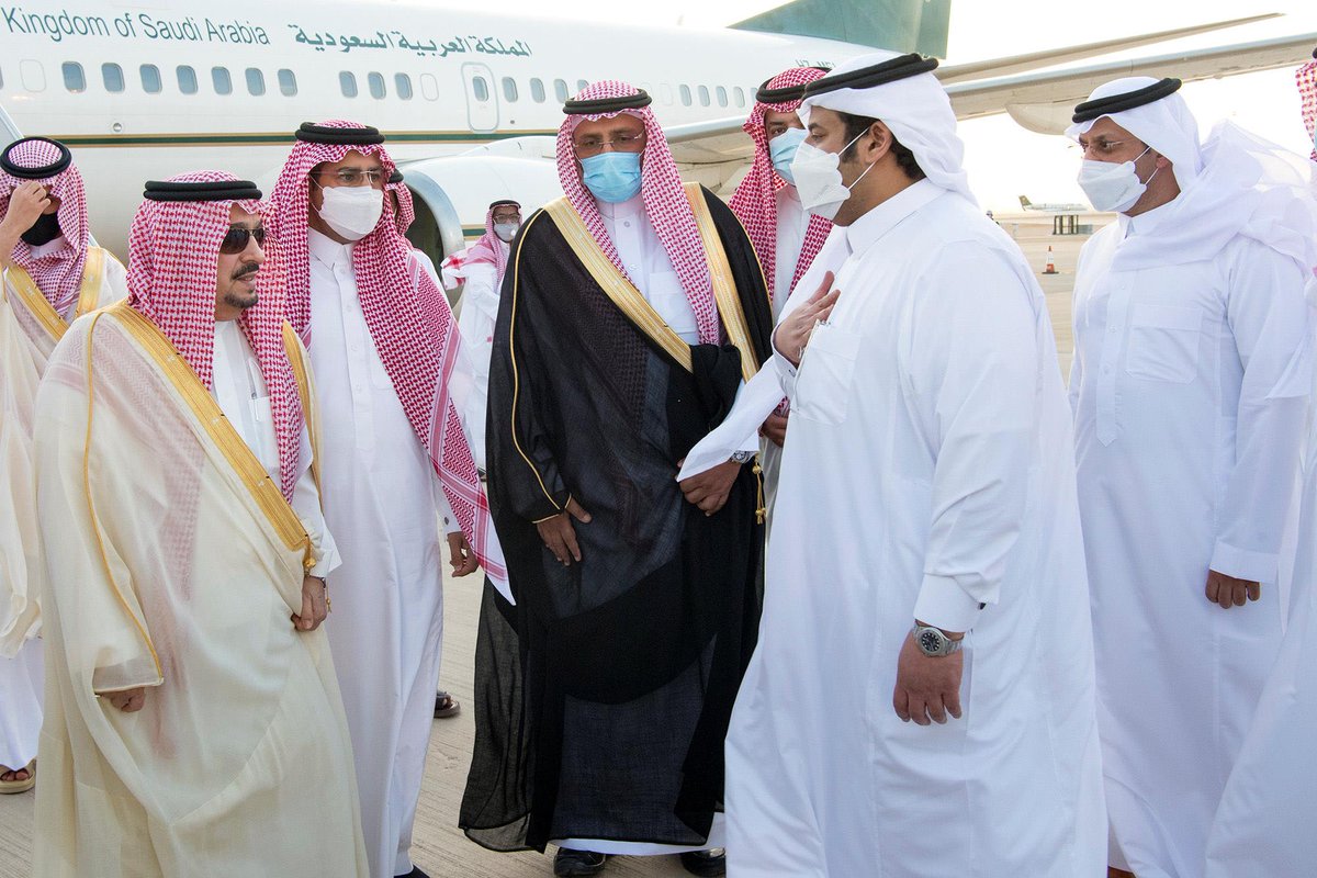 فيصل بن بندر يستقبل محمد بن عبدالرحمن في مطار الملك خالد