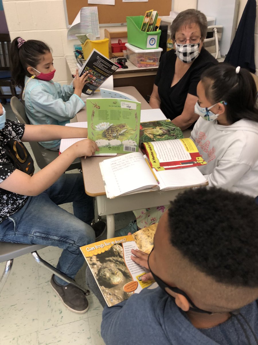 LRawlinDodge's tweet photo. Day 2 of research clubs! We developed our table of contents and started writing our chapters! @KRESLibrary @ajgerson https://t.co/juzKbIEiy7
