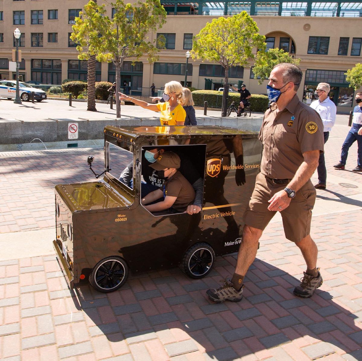 MakeAWish's tweet photo. Mateoโs Wish = HOPE delivered โ๏ธ! Our ๐s are full after an incredible wish for @makeawishcanv wish kid Mateo came true in Stockton, CA! A huge thanks to all who made this life-changing wish possible! โญ๏ธ @macys @UPS @UPSers @StocktonPolice @VisitStockton #MateoDeliversHope https://t.co/EUQV5AwTYx