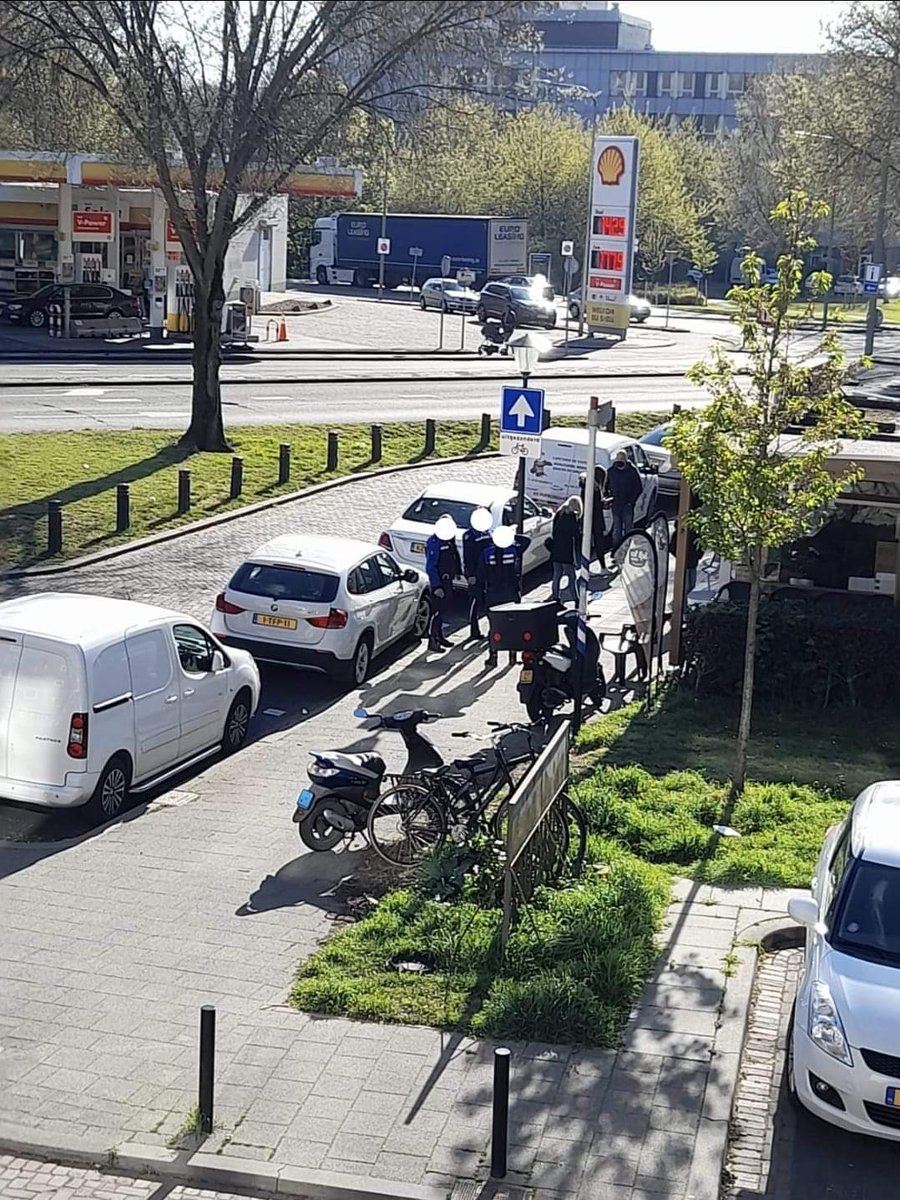 visser_randy's tweet photo. @VolgVlaardingen is dit tegenwoordig normaal wij als burger krijgen een dikke prent voor het parkeren op de stoep, en de lui van de handhaving mogen lekker hun eigen regels beslissen neem aan dat het niet hoort voor een patatje halen bij de viersprong. https://t.co/bAAdQ81ZNO