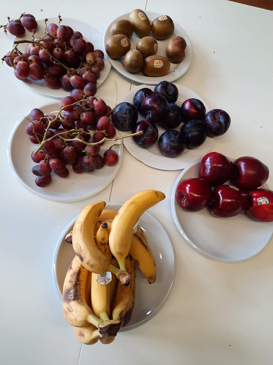 AtheneumMXM's tweet image. Inzetten op welzijn in het schoolteam. In mei zetten we vers fruit in de leraarskamer.   #gezondegeestineengezondlichaam @GO_onderwijs @GOinAntwerpen #warmteam #GOverbindt