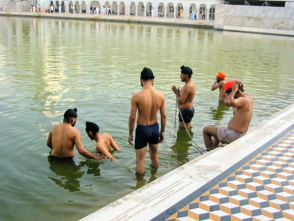Hoy nos toca viajar por Amritsar, una ciudad del norte de India. Es hogar del #TemploDorado, epicentro cultural y espiritual de la religión sij
Puedes visitar mi blog de viajes en historiadeunmochilero.blogspot.com