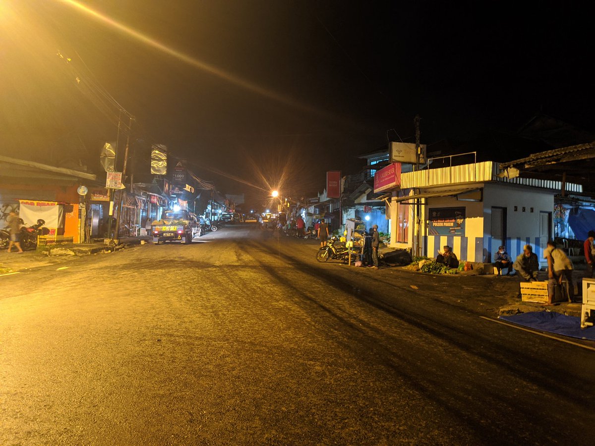 F_kushendarto's tweet photo. para pedagang ini biasa sudah ke pasar jam 2an dinihari. aku masih enak2 nya tidur, mereka sudah "ubek". nikmat mana yg kau dustakan.
saya rasa mereka pejuang.
(foto diambil jam 3:15an pas cari sahur)
#pasarPakem https://t.co/NIUbTNyynS