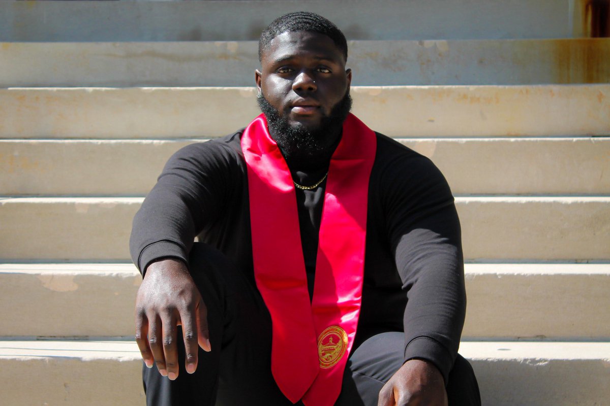 _lightninglarry's tweet image. Walking into a new chapter 👨🏾‍🎓🍾