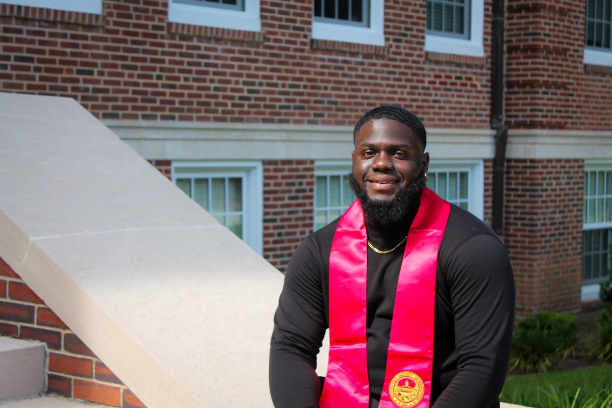 _lightninglarry's tweet image. Walking into a new chapter 👨🏾‍🎓🍾