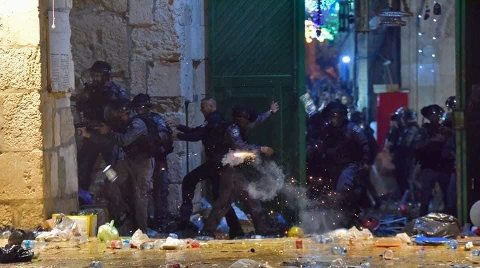 Dünyanın gözü önünde İsrail zulmünü bir kez daha tekrarlıyor, tüm dünya yine kör, sağır ve sessiz.

Unutmasınlar ki #MescidiAksa'nın savunucusu Filistin halkını savunmaktan asla vazgeçmeyeceğiz! 

Bütün dualarımız kardeşlerimizle...