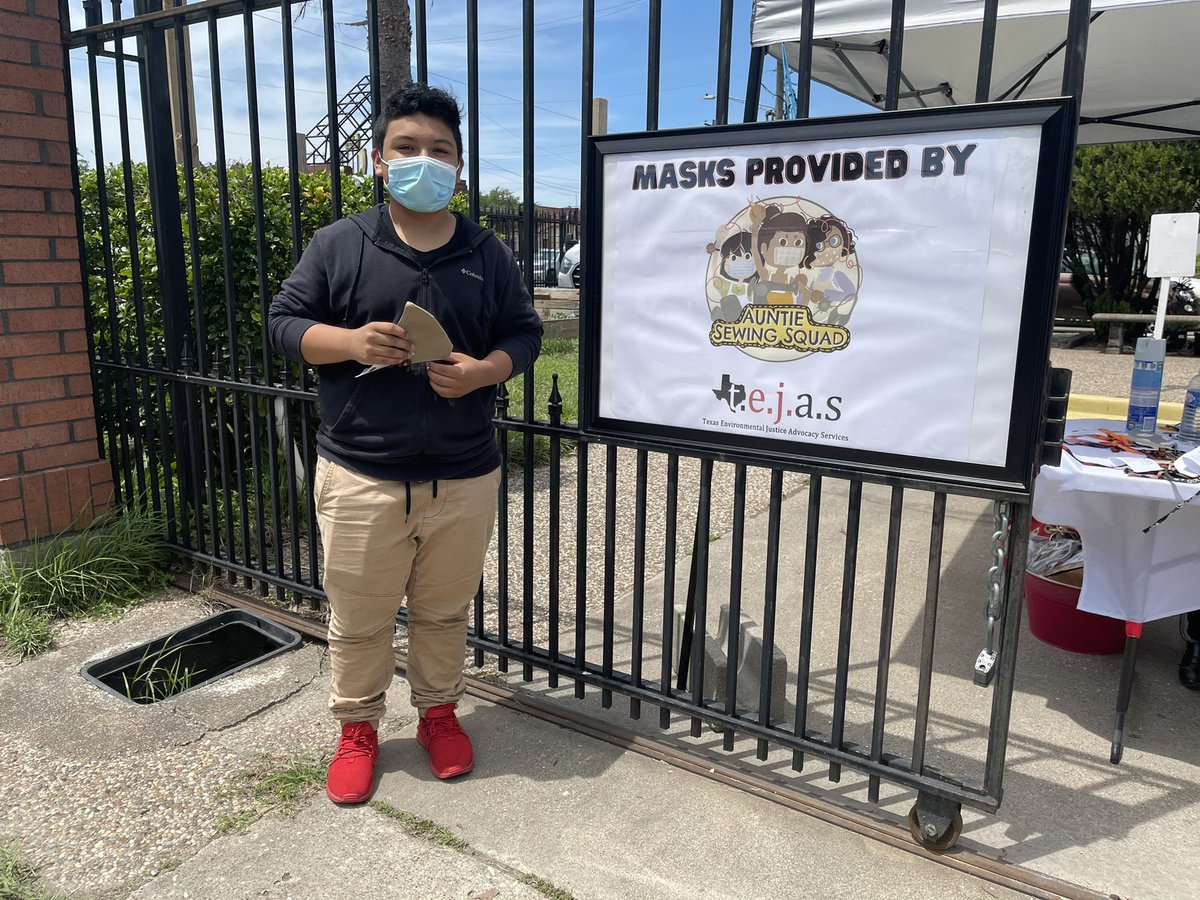 tejasbarrios's tweet image. Spanish: Estamos orgullosos de recibir máscaras Reusables de Aunties Swing Squad. Las tías ofrecieron sus habilidades para proporcionar máscaras gratuitas a nuestras comunidades. Encuéntranos en la Marcha para de Inmigrantes hoy, para recibir una #maskuphou