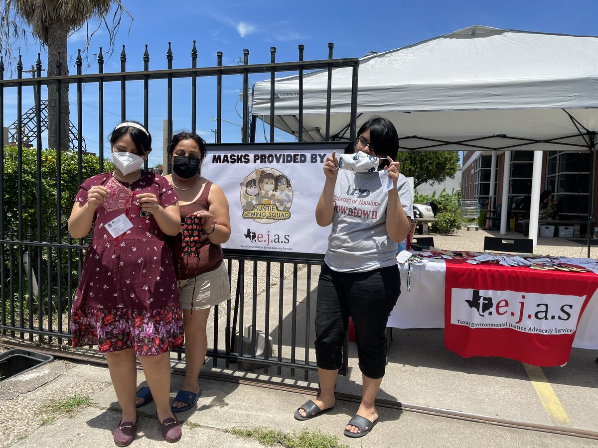 tejasbarrios's tweet image. Spanish: Estamos orgullosos de recibir máscaras Reusables de Aunties Swing Squad. Las tías ofrecieron sus habilidades para proporcionar máscaras gratuitas a nuestras comunidades. Encuéntranos en la Marcha para de Inmigrantes hoy, para recibir una #maskuphou