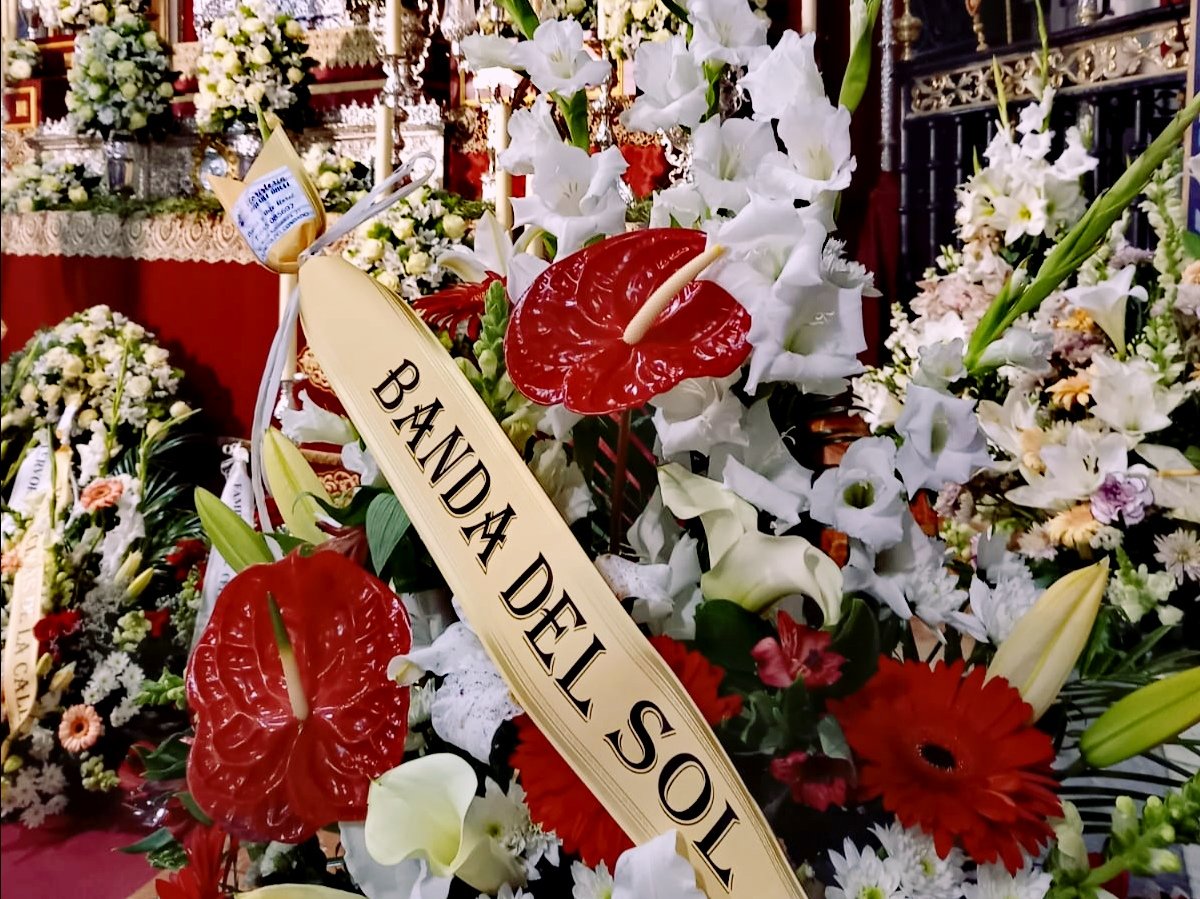 #45AñosdeSoL ☀️ #SonesdeSoL • En el día de ayer, con motivo de los Solemnes Cultos en Honor a la Santa Cruz, realizamos una ofrenda floral a nuestra querida @calle_sevilla.

¡Viva la Santa Cruz de la Calle Sevilla!