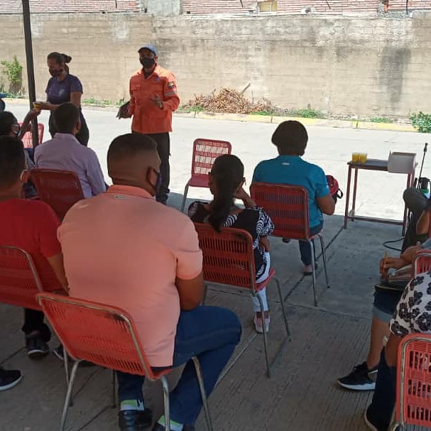 PC_BNA's tweet photo. Por instrucción del C/G William Guacarán, Jefe de la ZEODAN Anzoátegui y Director del PC Municipio Simón Bolívar, se llevo a cabo un taller e inducción de como usar la asperjadora manual para la desinfección en varios sectores de Barcelona y sobre la seguridad ante el COVID19 https://t.co/xPxG2fySN2