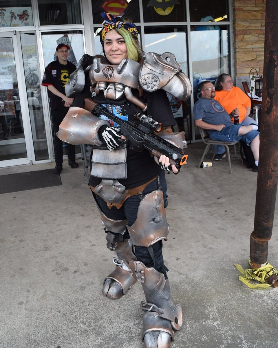 Free comic book day at the deep comics a few years ago. Decided to wear the casual human part of my deathclaw cosplay. Also there's Dylan ❤️
#fallout #falloutcosplay #cosplayer #cosplay #deathclaw #fo4 #powerarmor #freecomicbookday #vintage #bethesda #thedeep #deep #comics #gamer