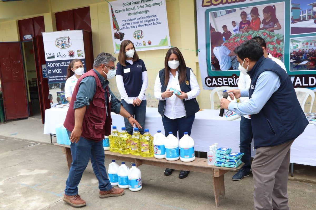 MineducGT's tweet photo. En apoyo al regreso seguro a clases para el ciclo 2021, la #MinistraClaudiaRuíz recibió kits de desinfección que serán distribuidos en 337 centros educativos de Totonicapán. Esta donación fue realizada por #USDA, #CRS, Pastoral Social Cáritas de los Altos y #Prodessa. https://t.co/yk0eCozmho