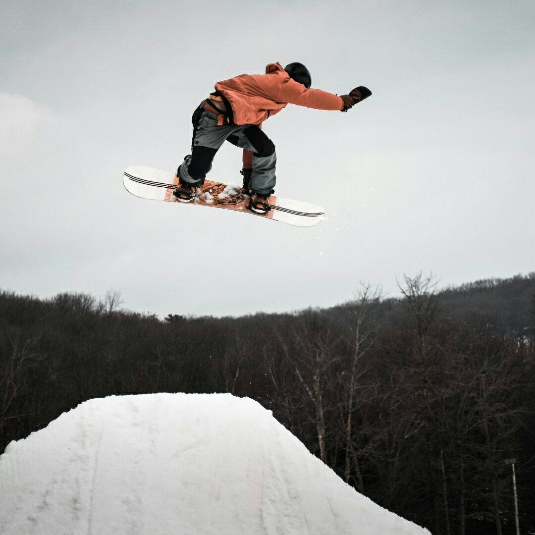 Ticketsadventur's tweet photo. ¿Alguna vez practicaste snowboard? 🏂🏔️

El snowboard es un deporte extremo de invierno que consiste en mantenerse parado sobre una tabla, con un pie delante del otro para luego deslizarse sobre un terreno de nieve. https://t.co/8B2iT4fDcy