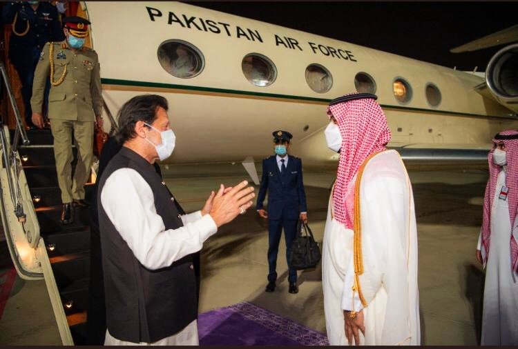 shnewsurdu's tweet photo. وزیراعظم عمران خان تین روزہ سرکاری دورے پر سعودی عرب پہنچ گئے، جدہ ایئرپورٹ پر ان کا استقبال ولی عہد محمد بن سلمان نے کیا https://t.co/89qWoJH9do