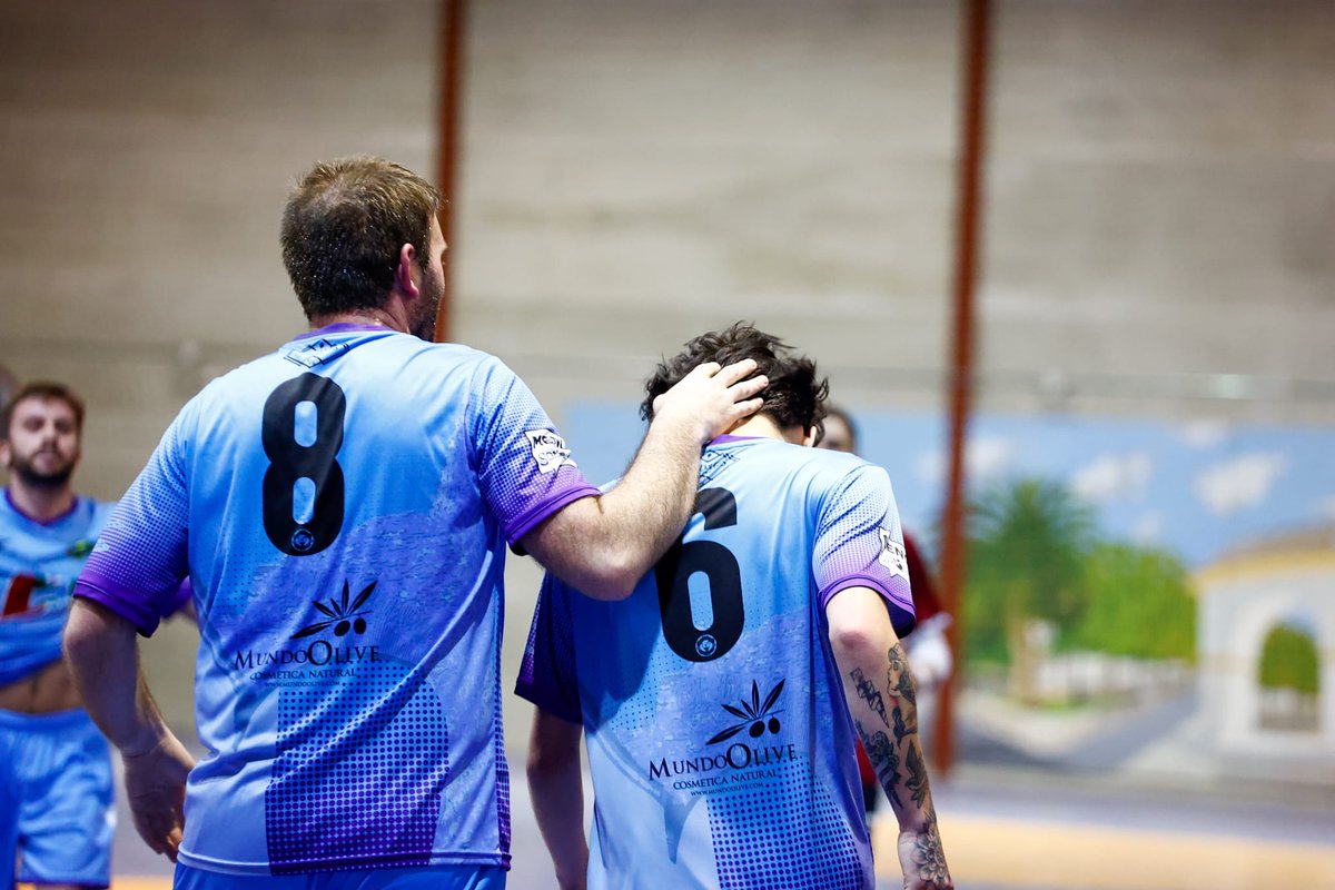 ApagayVamonosFS's tweet photo. SÉNIOR | Victoria trabajada y muy sufrida ante #SinapsisLuque (3-4). Tras una mala segunda mitad nuestro equipo perdió parte de la renta conseguida en la primera parte. Domingo (2), Carlos y Andrés fueron los goleadores en esta penúltima jornada liguera.

#DoñaMencía #FútbolSala https://t.co/9Tu3KDRCDU