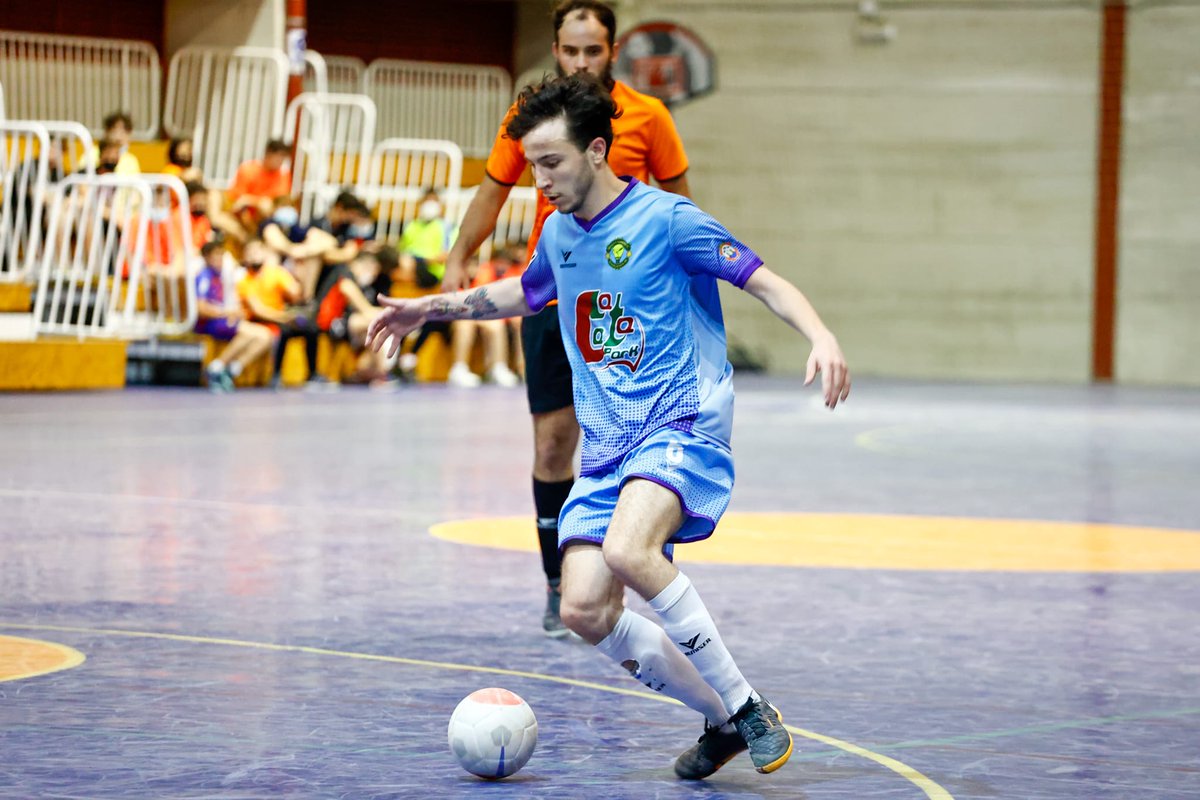 ApagayVamonosFS's tweet photo. SÉNIOR | Victoria trabajada y muy sufrida ante #SinapsisLuque (3-4). Tras una mala segunda mitad nuestro equipo perdió parte de la renta conseguida en la primera parte. Domingo (2), Carlos y Andrés fueron los goleadores en esta penúltima jornada liguera.

#DoñaMencía #FútbolSala https://t.co/9Tu3KDRCDU