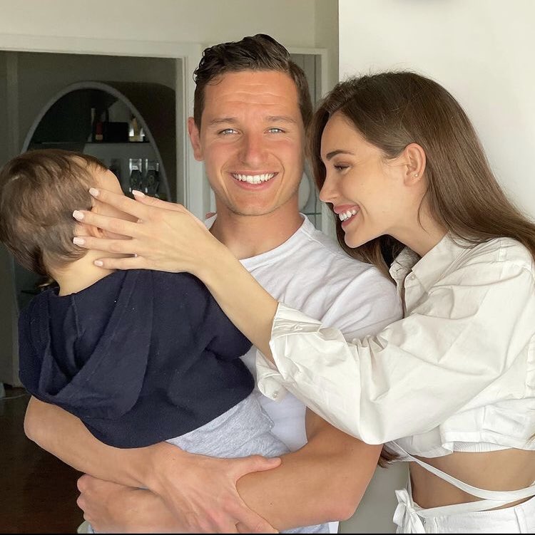 flothauvinfan26's tweet photo. Flo vient de poster cette magnifique photo « Nueva Familia en Monterrey 🐯💛 »
@FlorianThauvin @chapirronioff
#florianthauvin #flotov #ft26 #teamom #teamedf #teamthauvin #equipedefrance #om #football #marseille #ligue1 #fierdetrebleus #estoestigres #charlottepirroni #couplegoals https://t.co/Phrz7jj0Ms