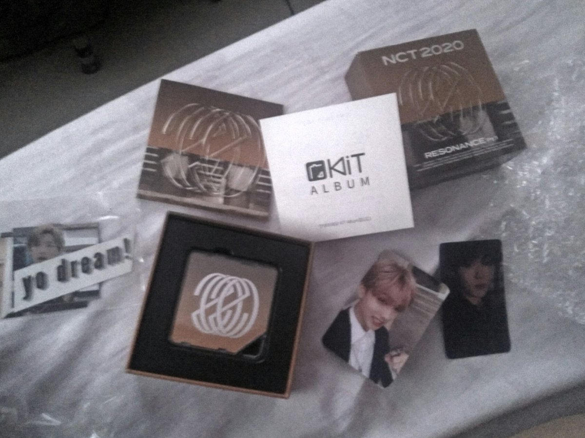 Purp_luna's tweet photo. Just got home and my insomnia is attacking me again ahhahaha anw thank you so much po @ResonatePh sorry mi kung madilim na like kanina lang ako nag unbox HAHAHA sa second pic din natagalan ako kasi hinahanap ko eong tape Hahahahha. Then ean nabuksan ko na hahaha Thank you po https://t.co/ZK1sosVEqu