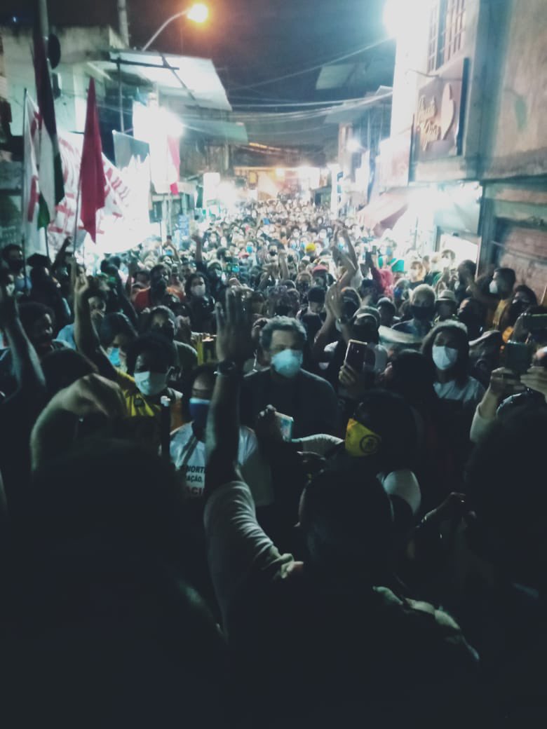 samiabomfim's tweet photo. Povo na rua em Jacarezinho agora.

Não é operação, não é confronto. É chacina.
Foram 28 vítimas desse massacre. Vidas negras e faveladas importam.  #ChacinaDoJacarezinho https://t.co/3X1E1rZk2w