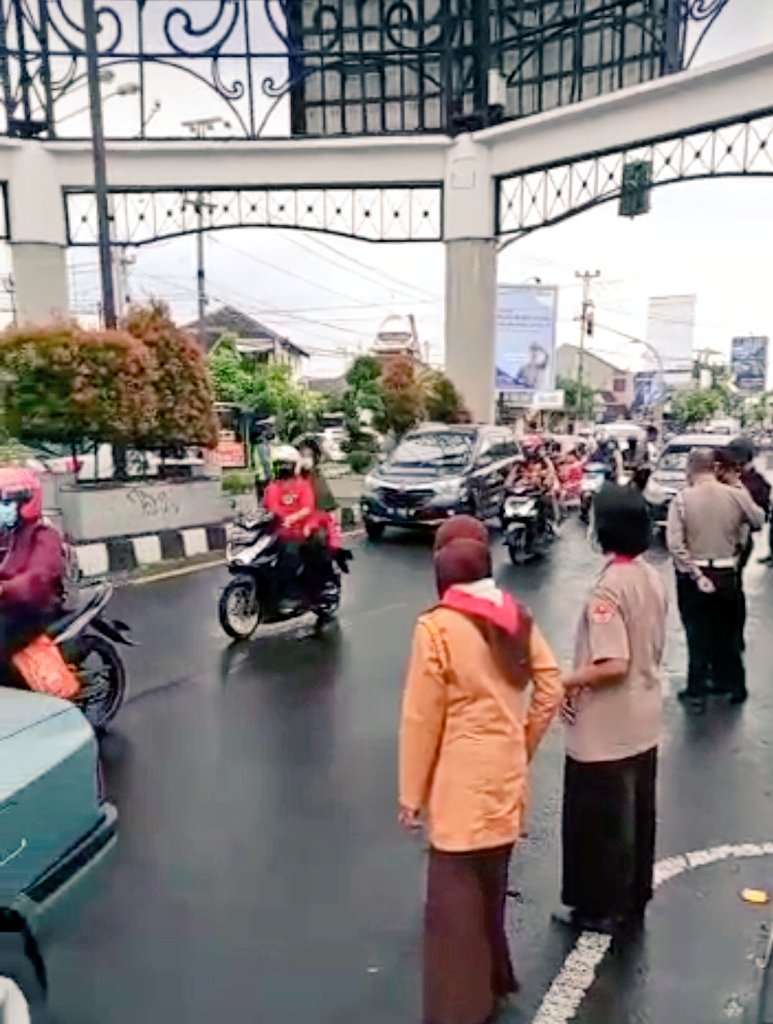 KakDM9's tweet photo. POSPAM Makutho, Aksi Pramuka Peduli Karya Bakti Lebaran Gerakan Pramuka Kwartir Cabang Kota Surakarta Tahun 2021
@Pramuka_Jateng @pramuka_solo @kominfo_jtg @soloposdotcom @AgendaSOLO #panduCitraloka #PatuhTidakMudik #Pramuka @detikcom https://t.co/pGANcZjehm