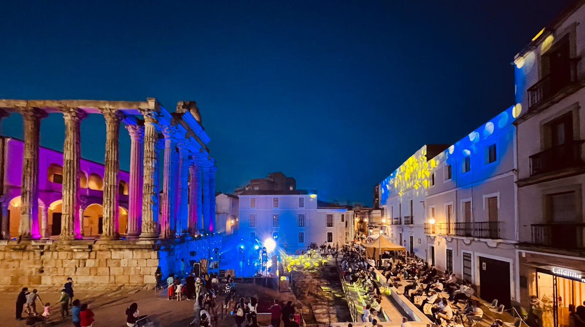 #Mérida Noche espectacular de primavera para disfrutar con la música de @MOLINAmusik que también ha sido protagonista de la celebración de la feria del libro en el maravilloso Templo de Diana. #CiudadesPatrimonioEspaña @ayto_merida @arosuna